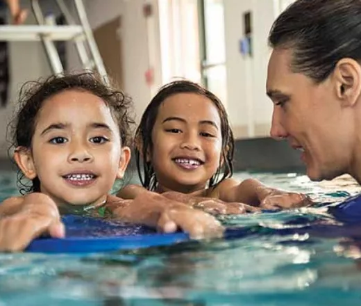 swim instructor with kids in pool